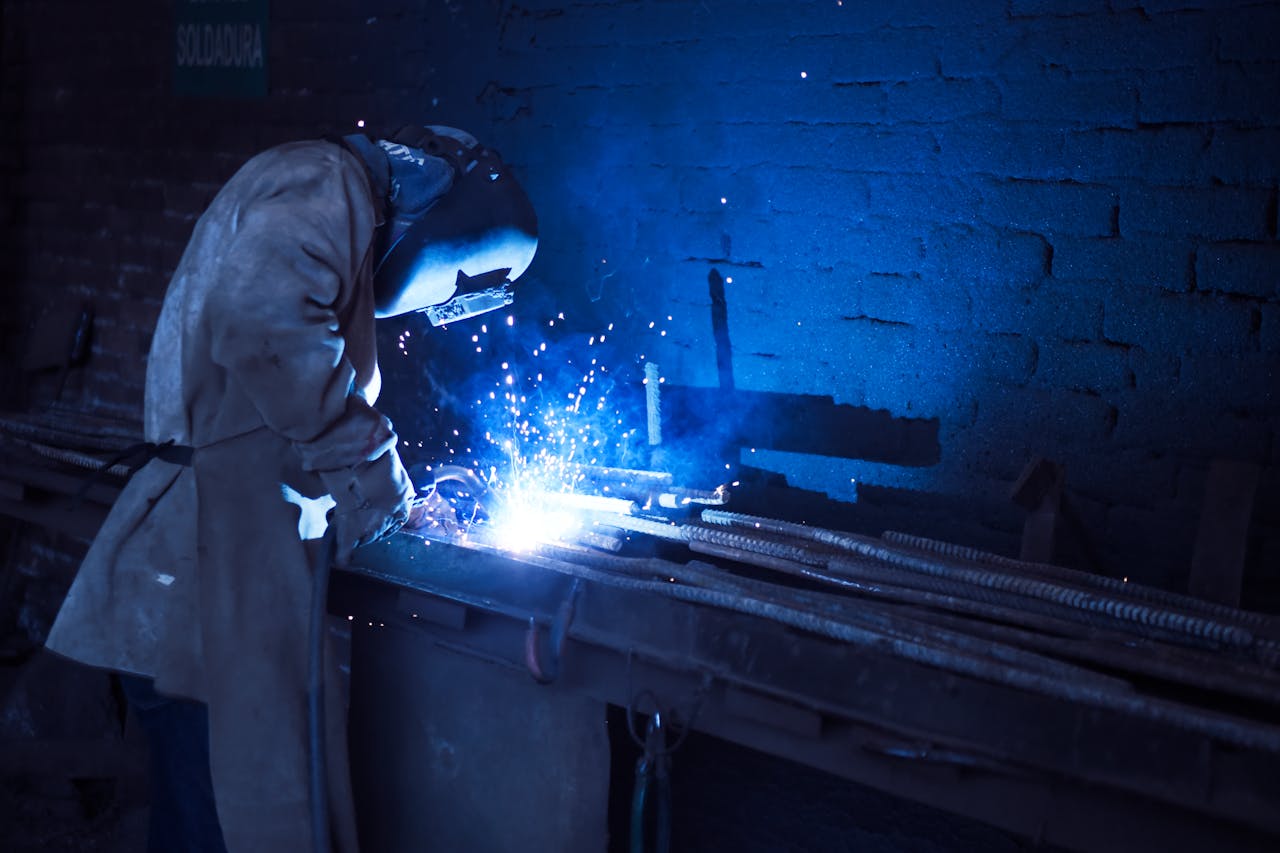 Proceso de soldadura TIG sobre aluminio en taller de soldadura industrial especializado