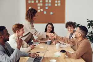 Equipo de ingeniería en reunión de subcontratación industrial en Barcelona