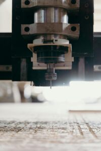 Centro de mecanizado CNC moderno en taller industrial de Barcelona