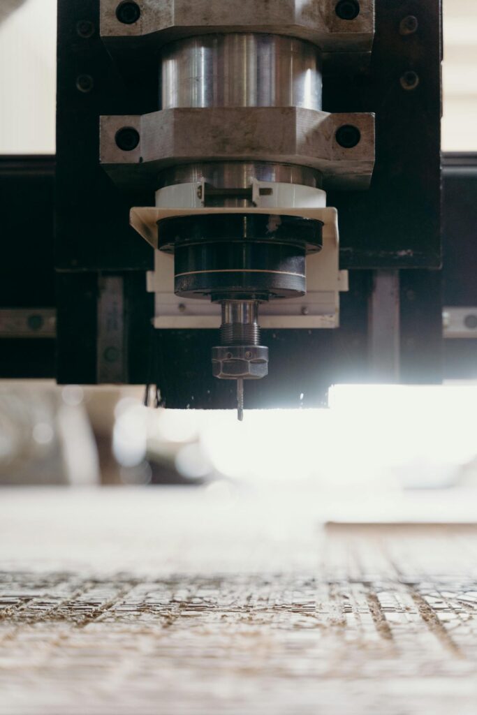 Centro de mecanizado CNC moderno en taller industrial de Barcelona